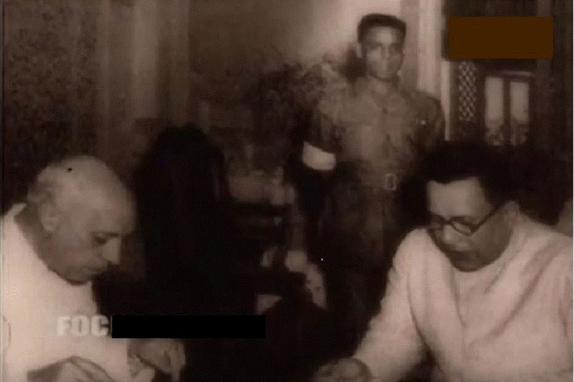 Dr Harekrushna Mahtab having dinner with Pandit Jawaharlal Nehru on his visit to Governor House at Bombay in 1955.