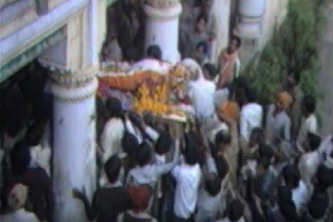 When Dr H.K Mahtab dead body reached his birth place Agarpada people were throng to touch their beloved leader's dead body. 