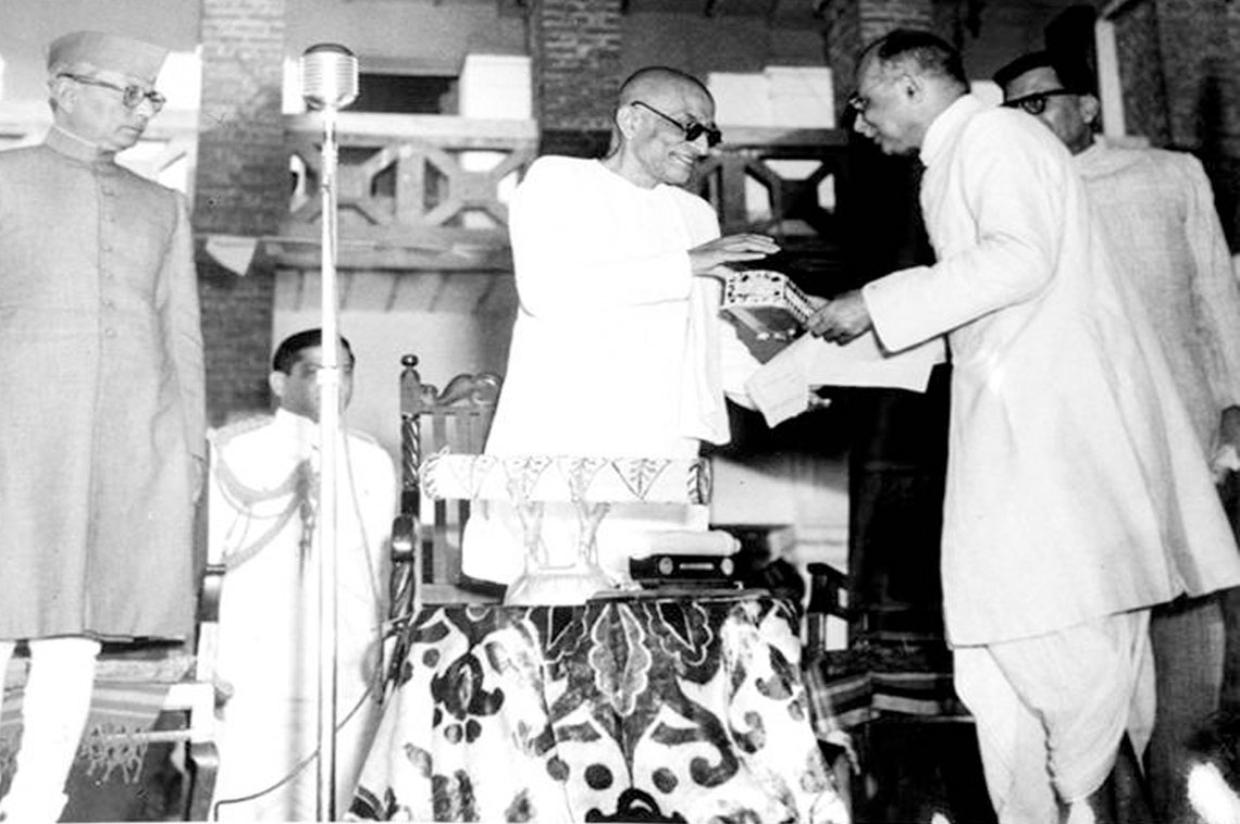 Odisha Prime Minister Dr H.K Mahtab with H.E. Shri C. Rajagopalachari, Governor-General of India, while latter receives a casket containing an address of welcome from Shri Lal Mohan Patnaik, speaker of the Orissa Legislative Assembly, on behalf of the citiziens of Odisha at Puri on December 1, 1949.  