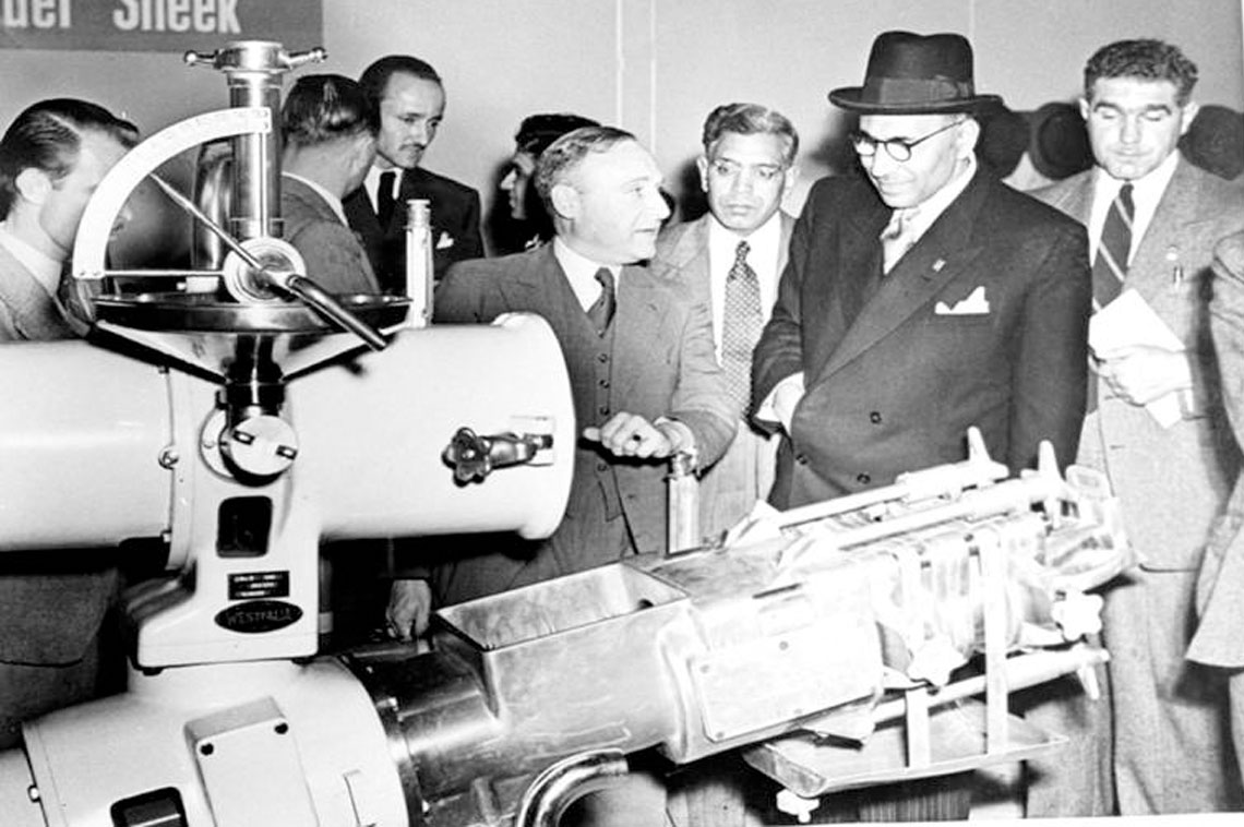 Dr H.K Mahatab, Industry and Commerce Minister of India discussing with his US counterparts Mr Hughes at Chevrolet workshop at Chicago in 1950 